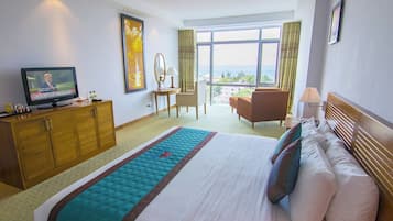 Minibar, caja de seguridad en la habitación y escritorio