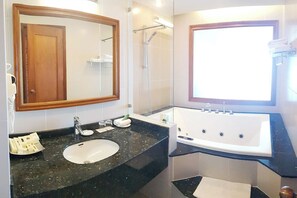 Deluxe-dobbeltværelse - 1 soveværelse - havudsigt | Badeværelse | Badekar, gratis toiletartikler, hårtørrer, hjemmesko