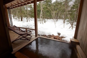 Chambre Supérieure (Japanese Style, Open Air Bath) | Baignoire relaxante profonde