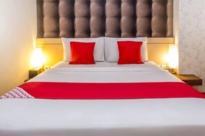 Premium bedding, individually decorated, blackout curtains, free WiFi - Hotel Feodora (Jakarta)