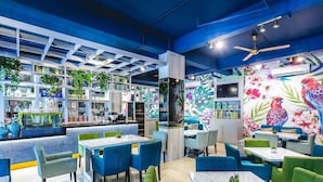 朝食、ランチ、ディナーに営業