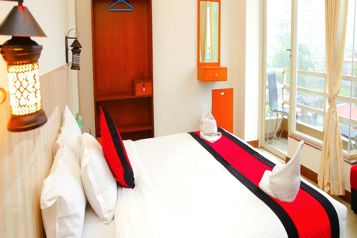 Deluxe Room Mountain or Lake View | Premium bedding, in-room safe, desk, cribs (surcharge)
