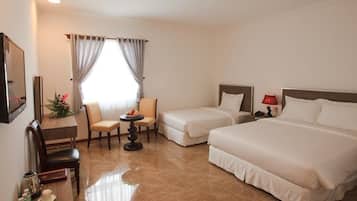 Senior Triple Room | Minibar, in-room safe, desk, free cribs/infant beds