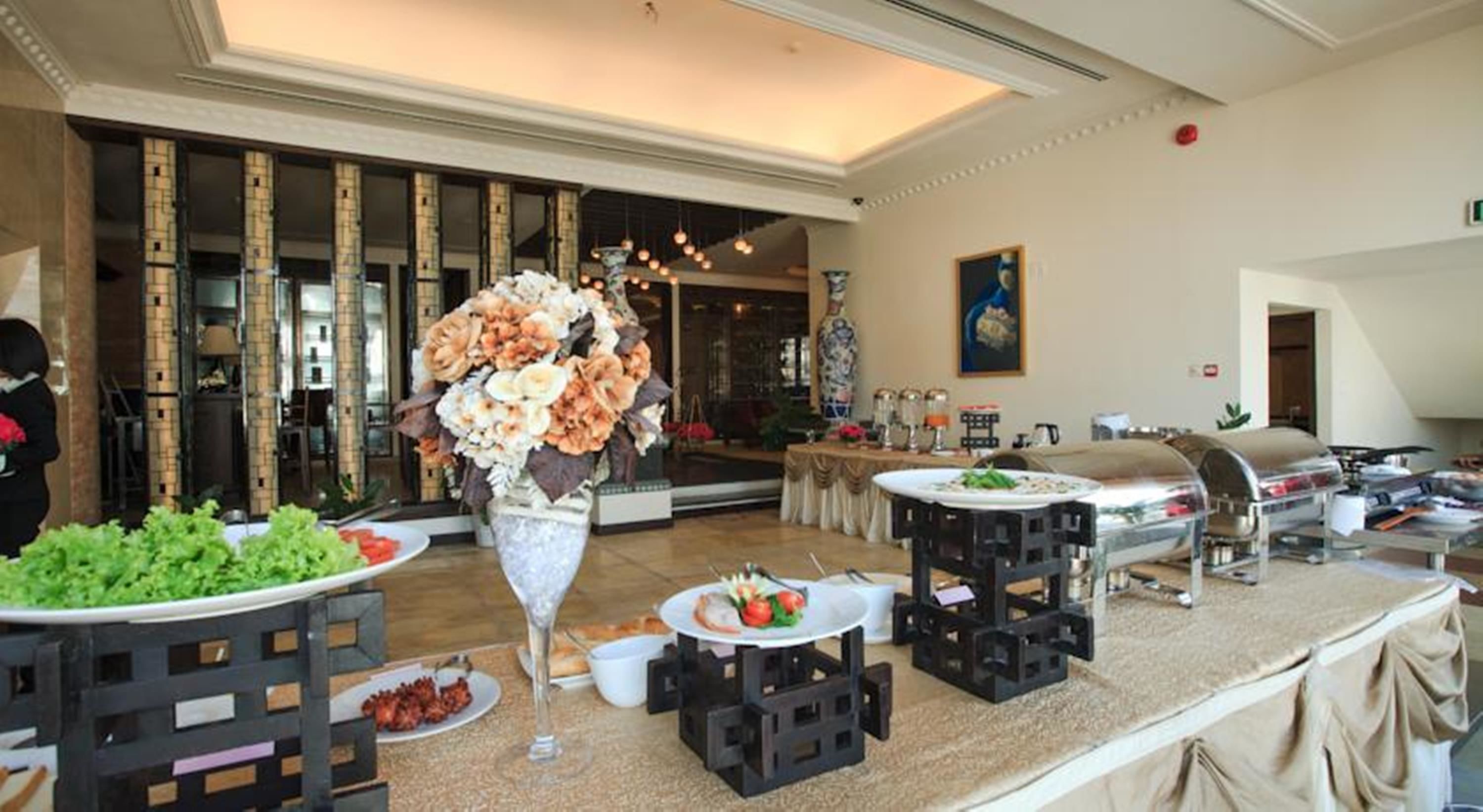 Café da manhã com buffet grátis todos os dias