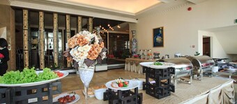 Den Long Do Hotel & Restaurant