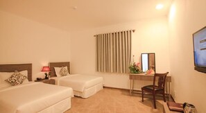 Chambre Triple Sénior | Minibar, coffres-forts dans les chambres, bureau, lits bébé (gratuits)