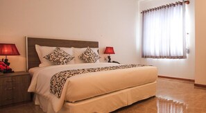 Minibar, coffres-forts dans les chambres, bureau, lits bébé (gratuits)