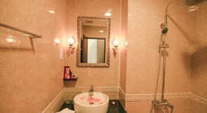 Shower, free toiletries, hair dryer, slippers - Den Long Do Hotel & Restaurant (Nha Trang)