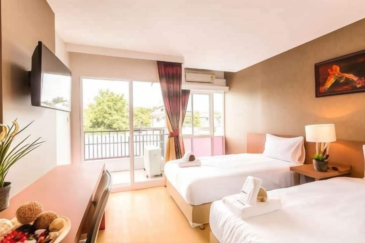 Minibar, in-room safe, desk, WiFi (free)