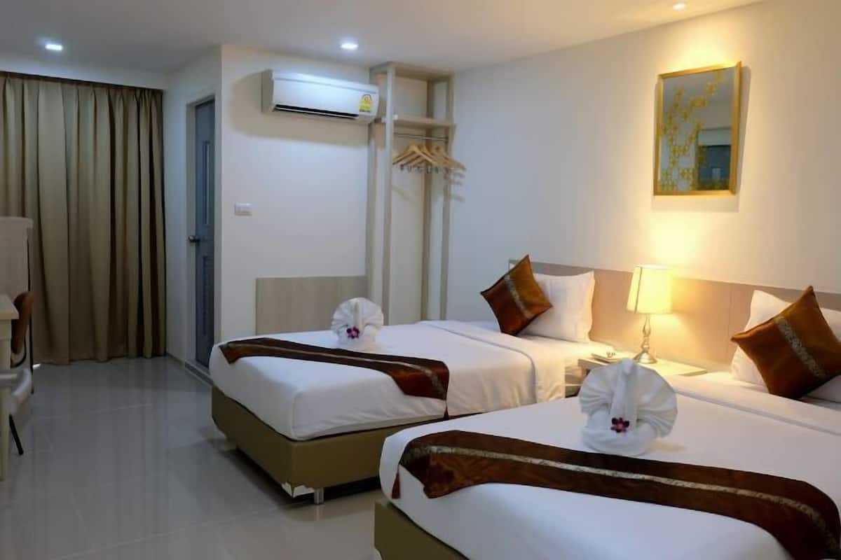 Minibar, in-room safe, desk, WiFi (free)