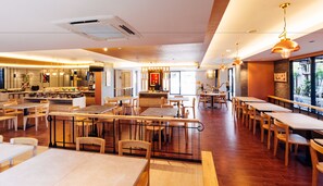 Desayuno buffet todos los días (con cargo) 