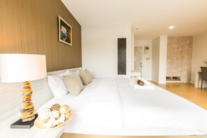 Deluxe Room | Minibar, in-room safe, desk, free WiFi - Baron Residence Bangkok (Bangkok)