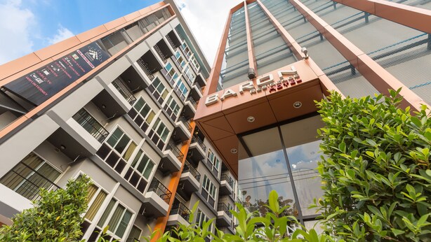 A multi-story building with balconies and a sign that reads "BARON." - Baron Residence Bangkok (Bangkok)