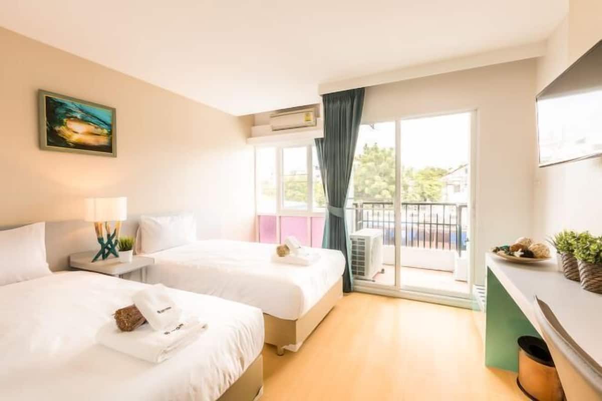 Minibar, in-room safe, desk, WiFi (free)