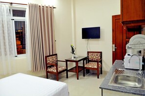 デスク、ノートパソコン用作業スペース、遮光カーテン、防音設備