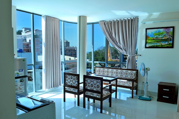 1 habitación, escritorio y espacio para trabajar con laptop