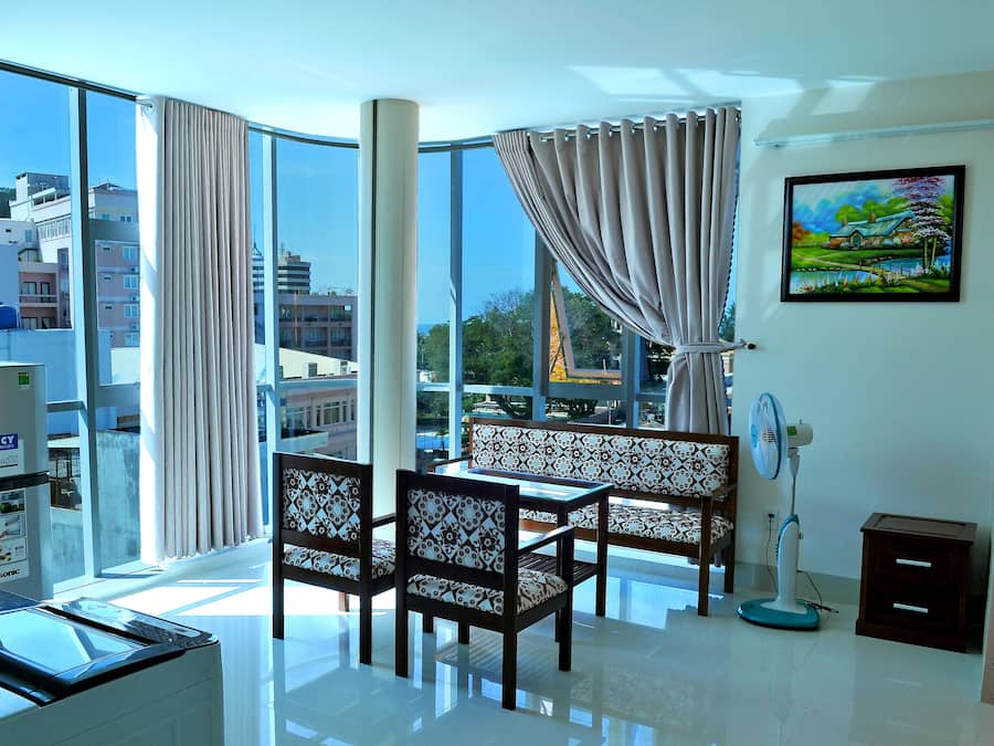 Escritorio, espacio para trabajar con laptop y cortinas blackout