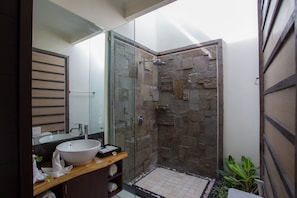 Baignoire et douche séparées, articles de toilette gratuits