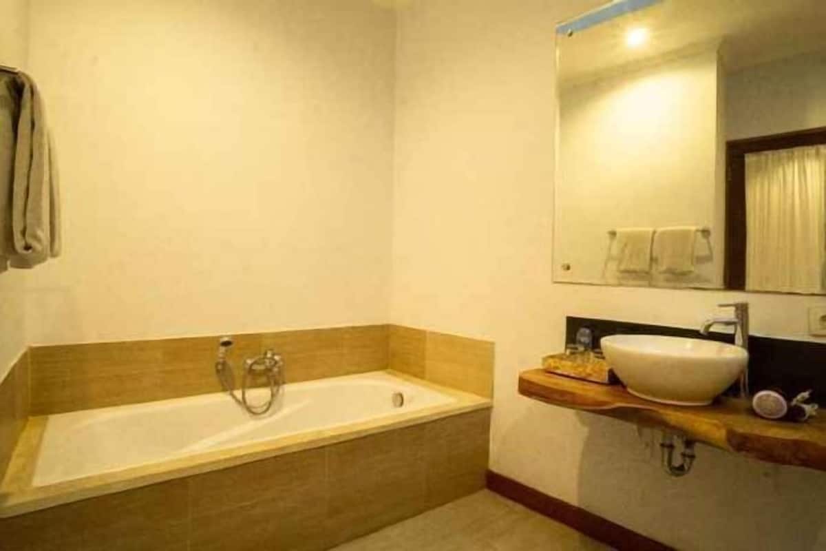 Baño | Bañera y ducha independientes y artículos de higiene personal gratuitos