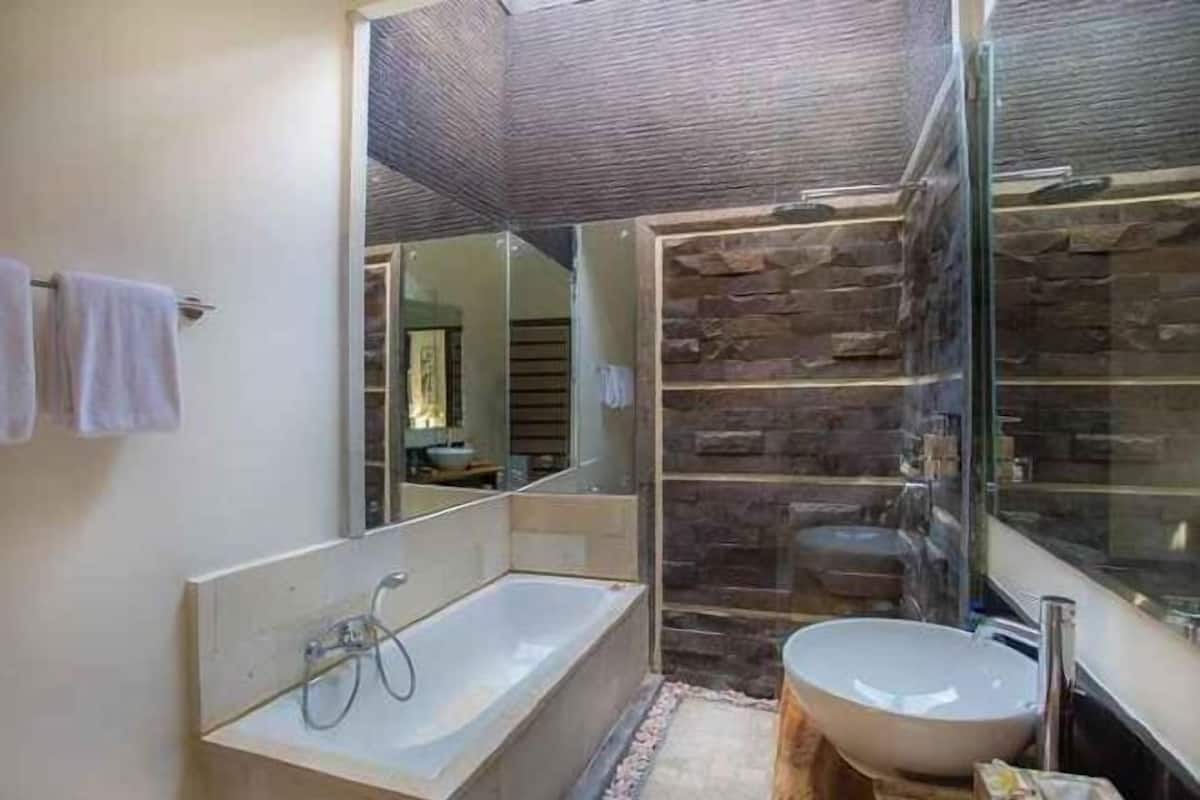 Baño | Bañera y ducha independientes y artículos de higiene personal gratuitos