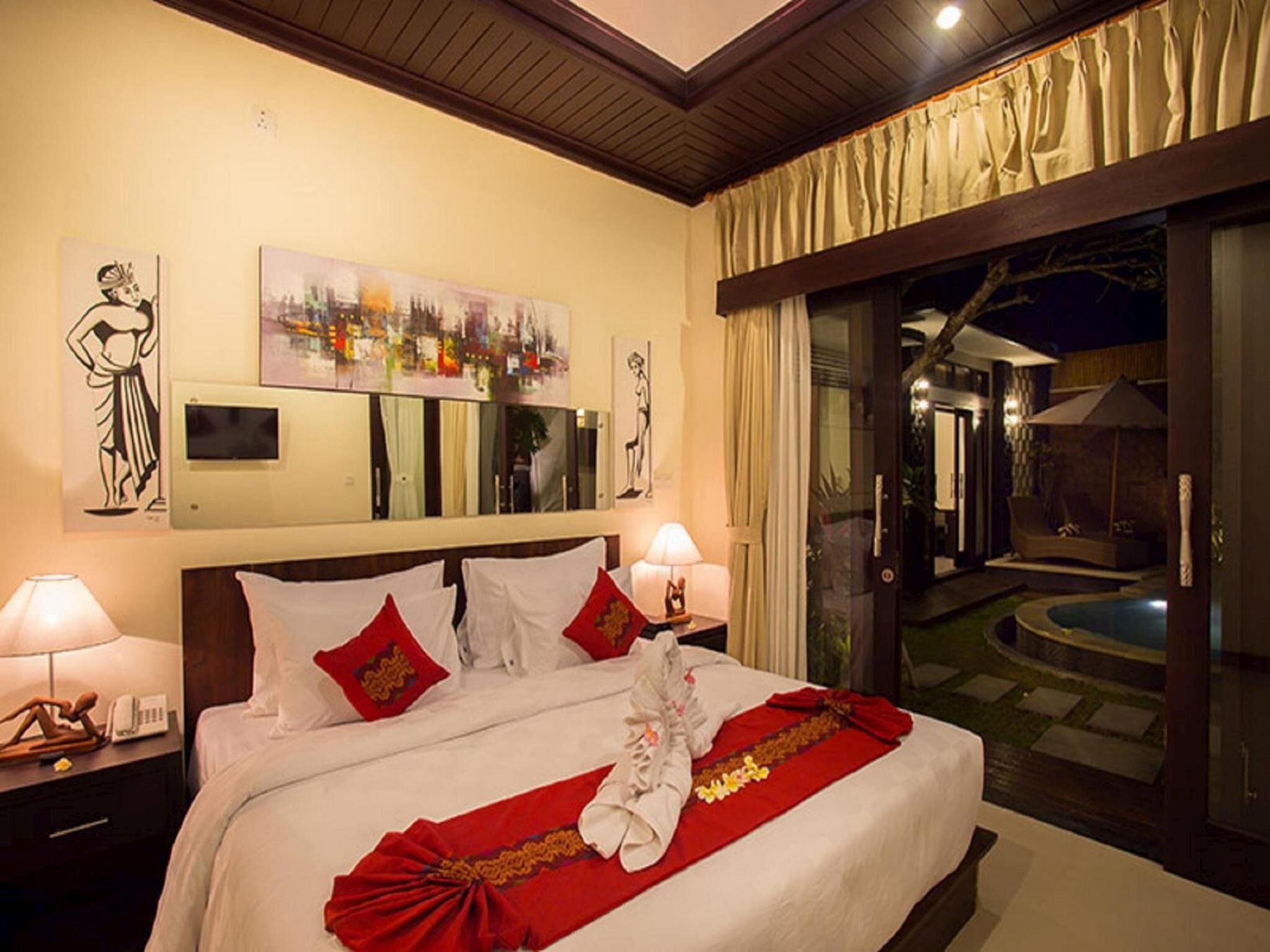 1 غرفة نوم وميني بار وخزنة داخل الغرفة ومكتب