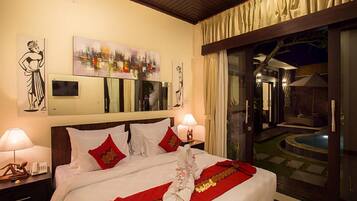 1 kamar tidur, minibar, brankas, dan meja kerja