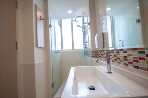 Minibar, desk, blackout drapes, rollaway beds - Implace Impact at Msociety Condo (Pak Kret)
