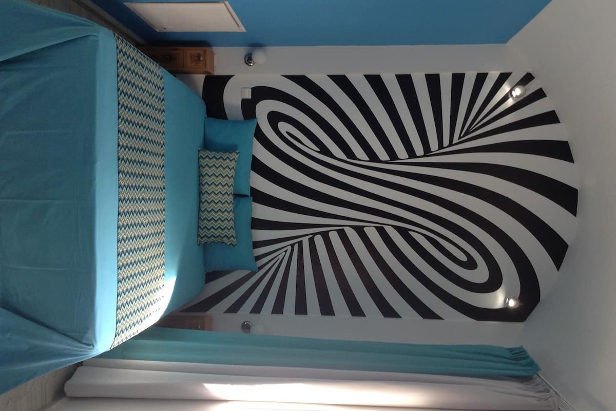 Premium bedding, in-room safe, rollaway beds, free WiFi