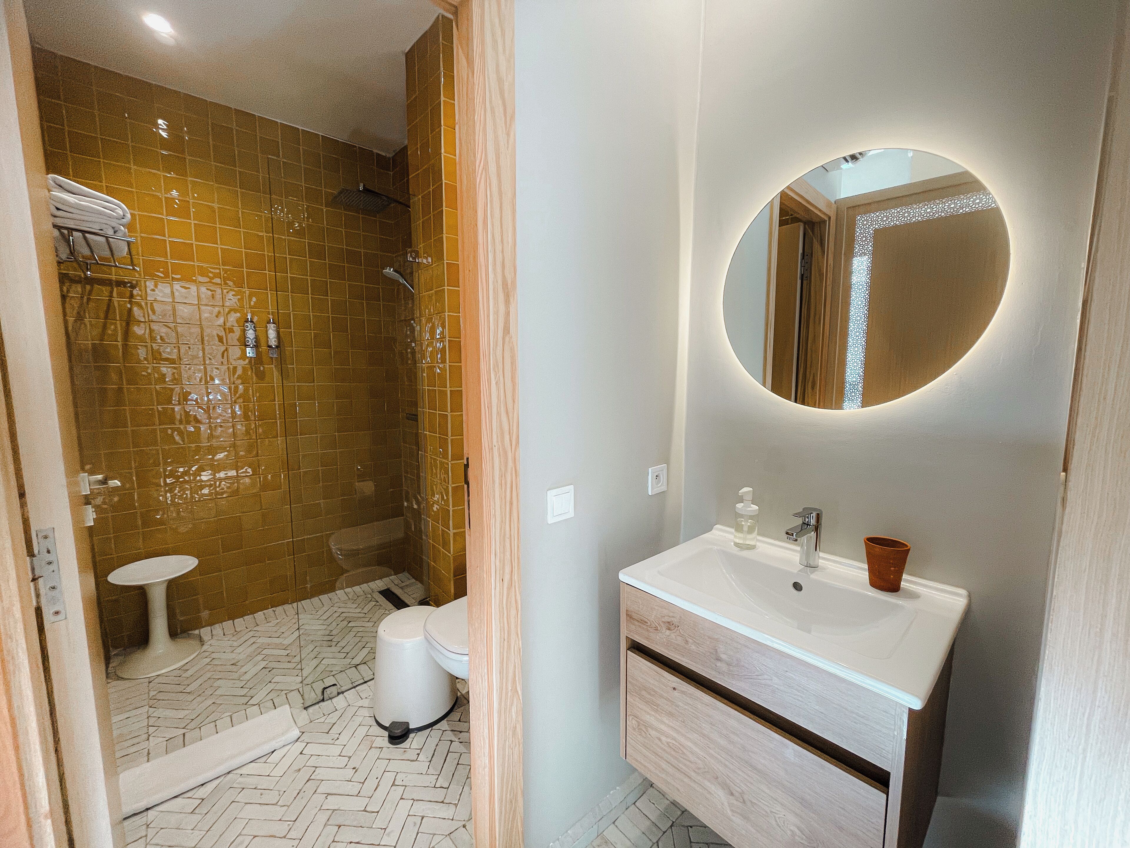 Classic Double Room (Jaafar) | Bathroom | Combined shower/bathtub, free toiletries, hair dryer, bathrobes