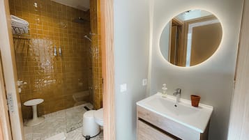 Classic Double Room (Jaafar) | Bathroom | Combined shower/bathtub, free toiletries, hair dryer, bathrobes