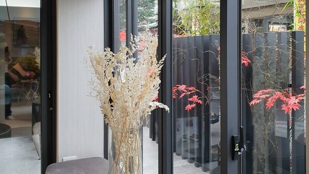 A modern interior with a glass door leading to a patio area. - Happy House B&B, Juifan (New Taipei City)