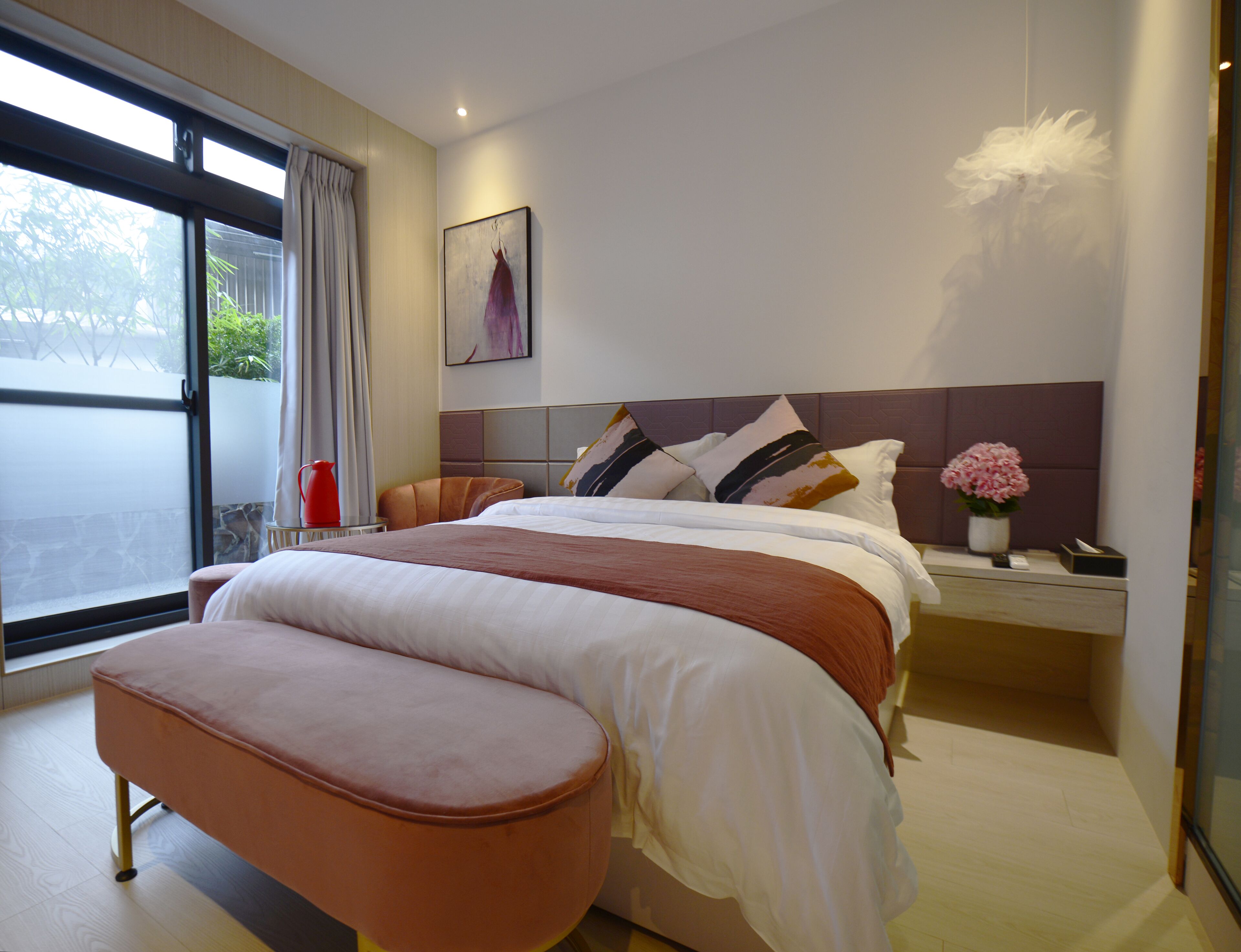 デザイン ダブルルーム | 高級寝具、羽毛の掛け布団、客室ごとに異なるインテリア、遮光カーテン