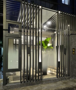 Fachada de la propiedad por la tarde o noche