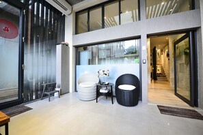 Coin salon dans le hall