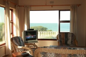 Family House, 4 Bedrooms | Living room | TV