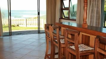 Family House, 4 Bedrooms | In-room dining