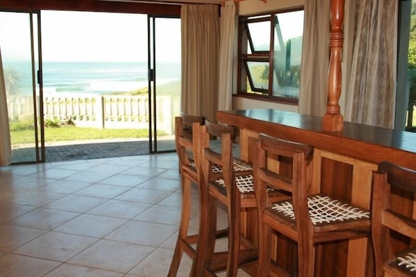Family House, 4 Bedrooms | In-room dining