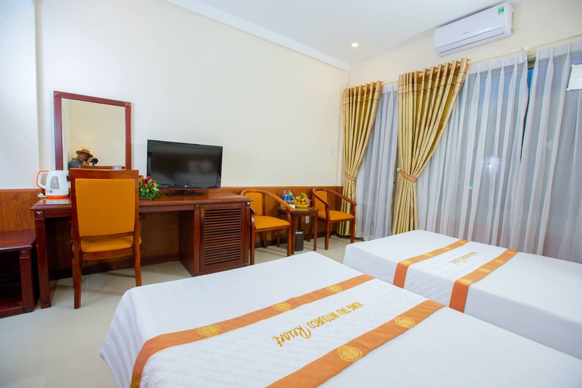 Superior Twin Room, Garden View | Minibar, in-room safe, desk, blackout drapes