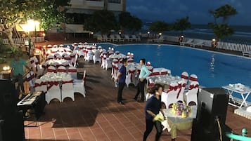 3 restaurants, breakfast, lunch, dinner served; international cuisine
