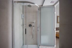 Apartamento | Baño | Secador de pelo, toallas, jabón y papel higiénico