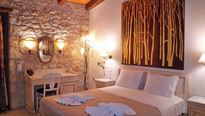 Ropa de cama de alta calidad y caja de seguridad en la habitación 