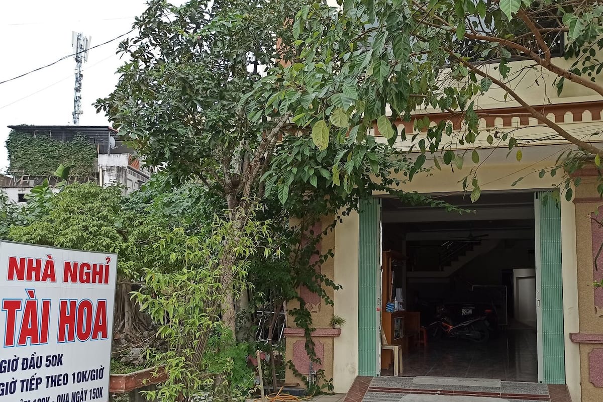Un edificio con un cartel anunciando un precio de 50.000 por una habitación.