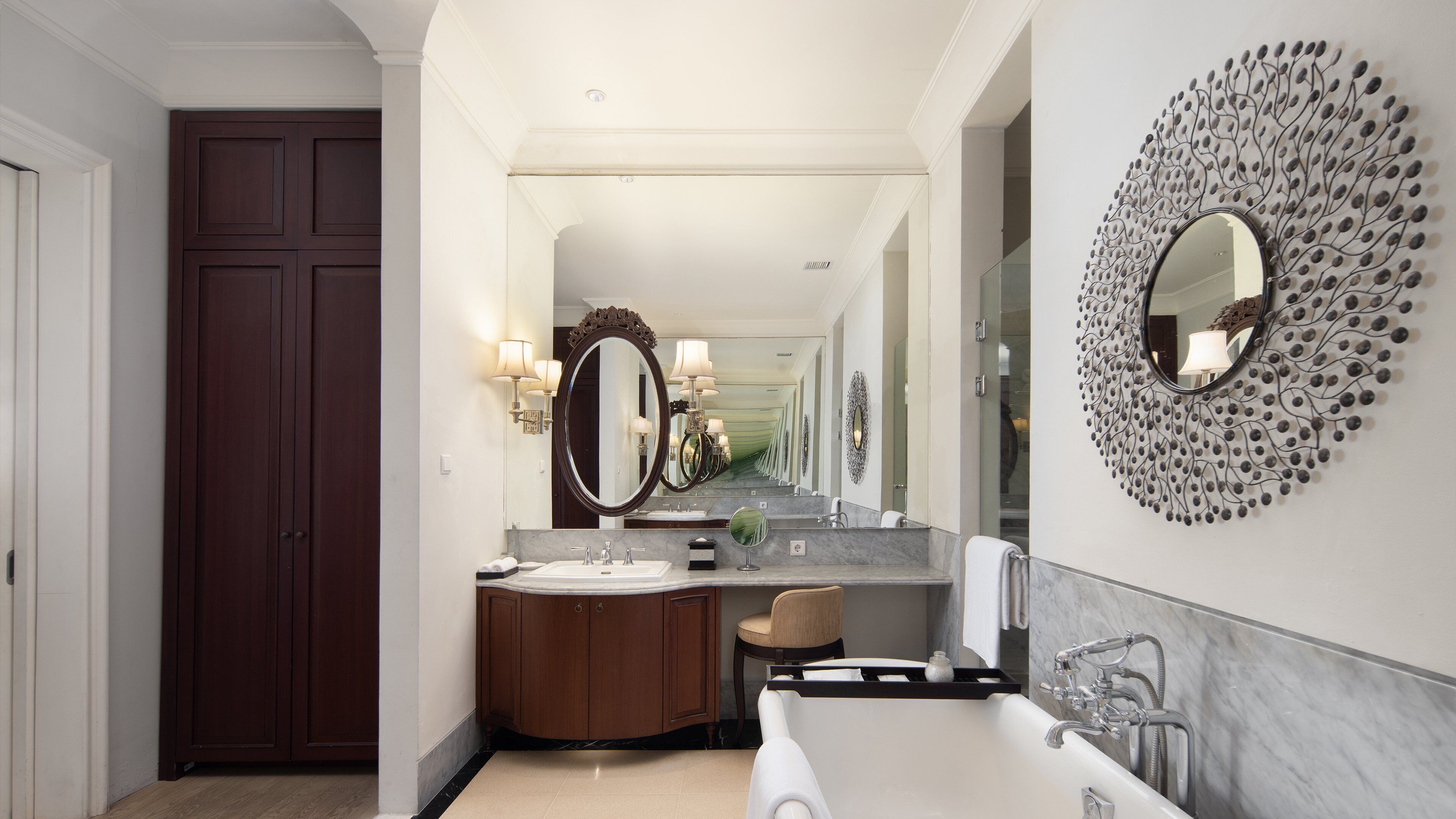 Suite, 1 habitación, vista al océano | Baño | Amenidades de baño de diseñador, secadora de cabello, batas, pantuflas 