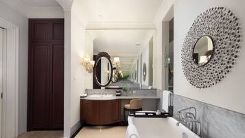 Suite, 1 habitación, vista al océano | Baño | Amenidades de baño de diseñador, secadora de cabello, batas, pantuflas