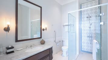 Habitación Deluxe, 1 cama King size, con acceso para personas discapacitadas | Ropa de cama de alta calidad y caja de seguridad en la habitación