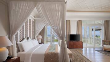 Premium bedding, in-room safe, desk, laptop workspace