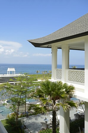 Ein Resort mit Pool, Palmen und Meerblick.