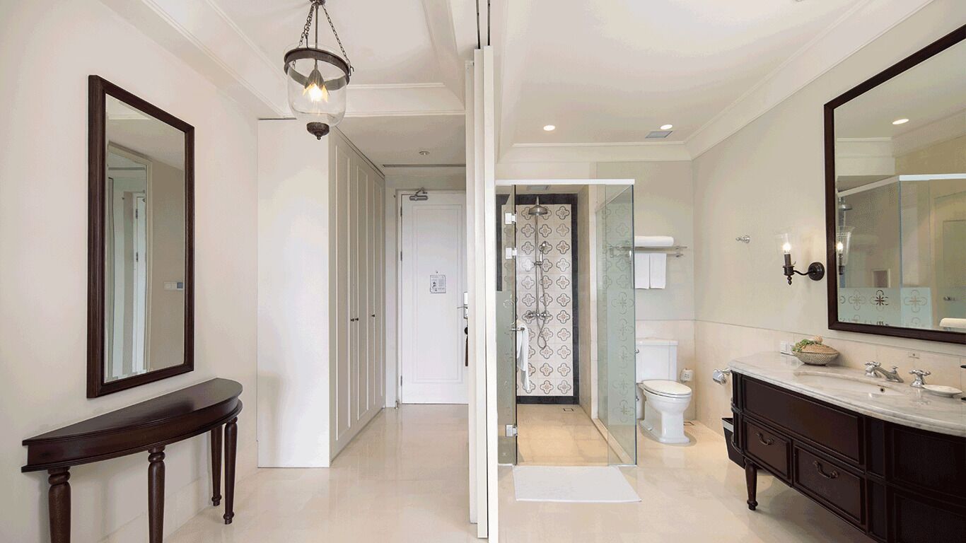 Een moderne badkamer met een grote spiegel, een wastafelmeubel en een douchehoek.