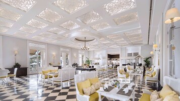 Se sirven desayunos y cocina internacional, con vista a la playa