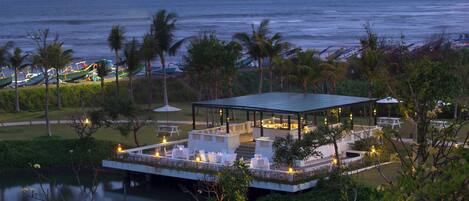 Ofereix vistes a la platja i s'hi serveixen esmorzars, dinars i sopars